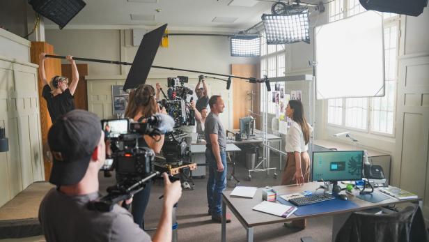 Dreharbeiten für die Fernsehserie „Kommissar Rex“ in einem Büro.