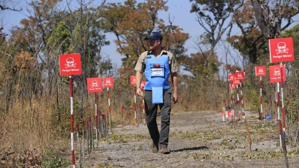ANGOLA-BRITAIN-US-CHARITY-MINES-ROYALS