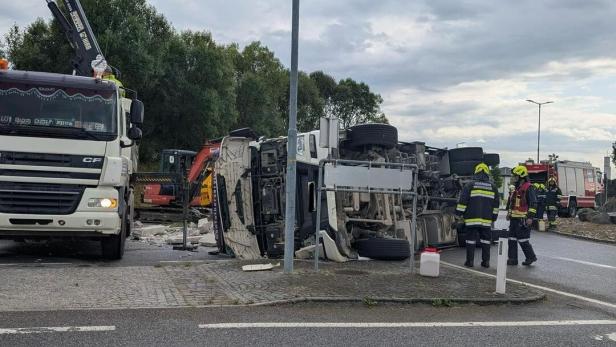Schwerfahrzeug blockiert Kreisverkehr