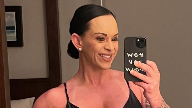 Die 41-jährige Fitness-Influencerin Christina Bitner posiert für ein Selfie