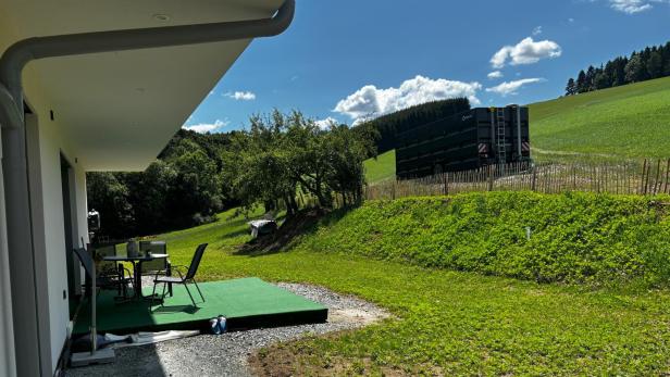 Güllecontainer vor Einfamilienhaus