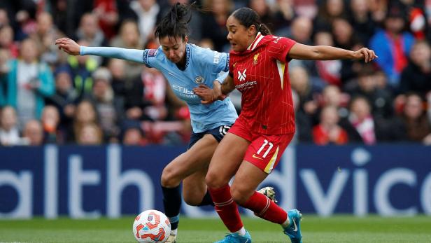 FILE PHOTO: Liverpool's Olivia Smith Fixiert: Smith (rechts) wechselt nach London zu Arsenal