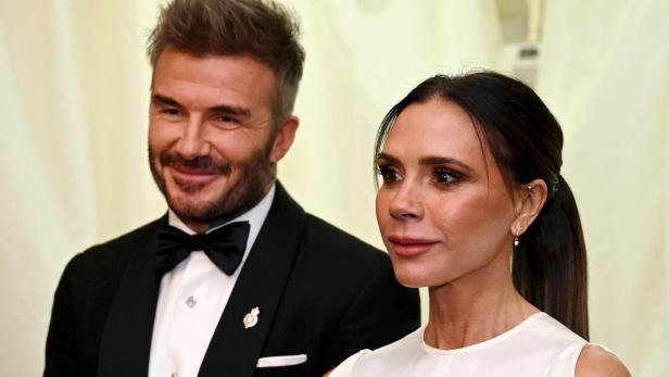 David Beckham und Victoria Beckham lächeln.