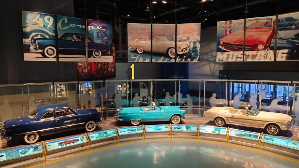 Ausstellung mit Oldtimern der Marken Ford Coupe, Thunderbird und Mustang.