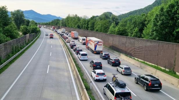  Autokolonnen im Stau auf Autobahn