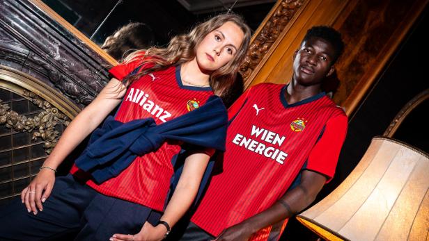 Tabea Aitenbichler und Ange Ahoussou im neuen Auswärtstrikot 2025/26 des SK Rapid