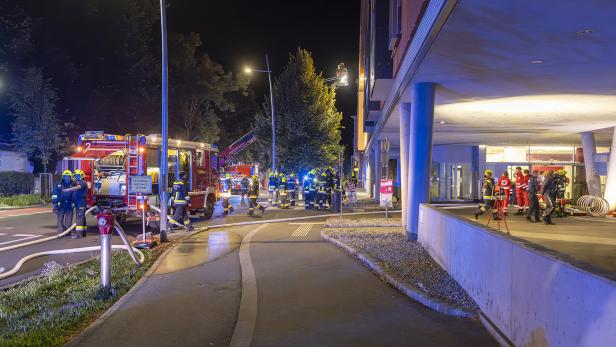 Die Feuerwehr vor dem Heim in Krems.