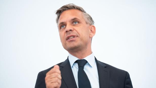 DOORSTEP VOR DER SITZUNG ZUR INDUSTRIESTRATEGIE IM WIRTSCHAFTSMINISTERIUM