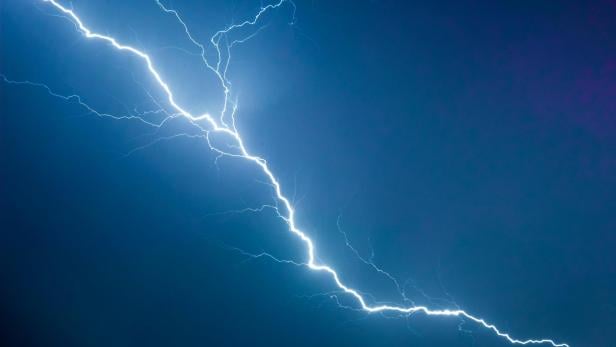 Blitz Heller Blitz erleuchtet den Nachthimmel