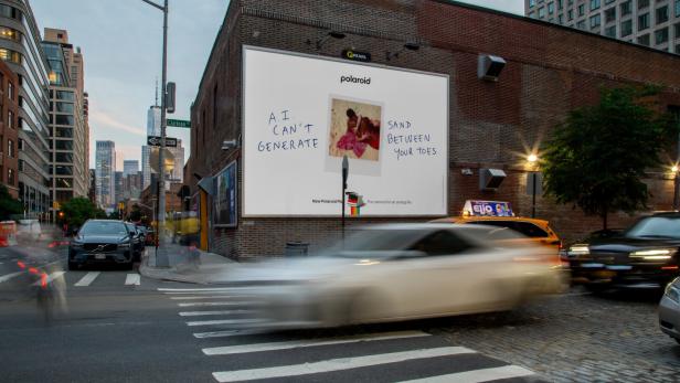 Ein Kampagnen-Poster von Polaroid in New York. 