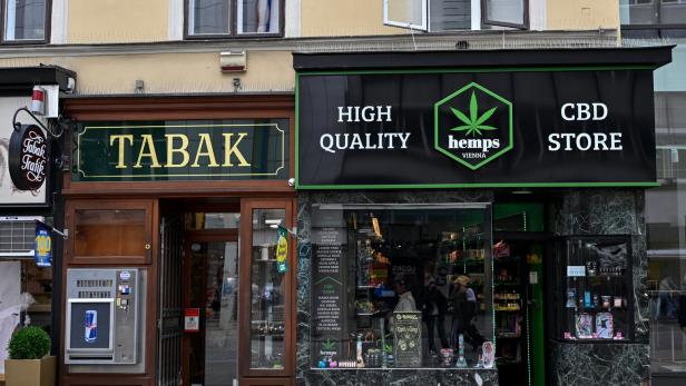 Trafik neben einem CBD-Shop
