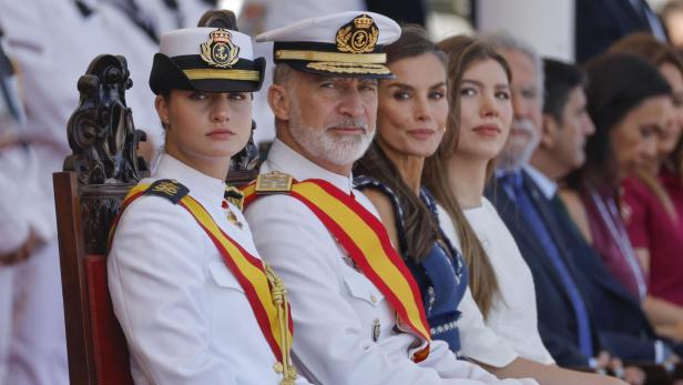 Princess Leonor receives the Navy Merit Grand Cross