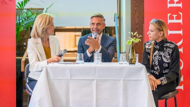 46-216840897 Moderierte KURIER.LIVE: Herausgeberin Martina Salomon mit Wirtschaftsminister Hattmansdorfer und Philosophin Hirn (v. li.)