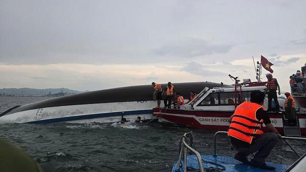 Tourist boat capsizes in Vietnam's Ha Long Bay