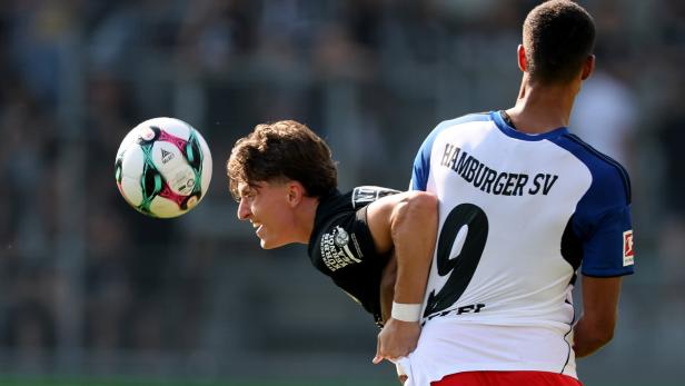 SOCCER - Sturm vs HSV, test match Ein Fußballspieler köpft den Ball während eines Testspiels zwischen Sturm und HSV.