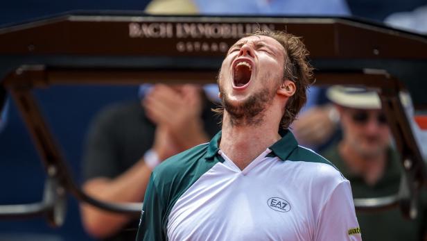 Jubel nach dem Titel in Gstaad: Alexander Bublik