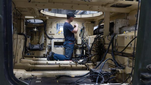 Ein Schützenpanzer Ulan auf „Frischzellenkur“ im Werk von General Dynamics European Land Systems-Steyr in Wien-Simmering.