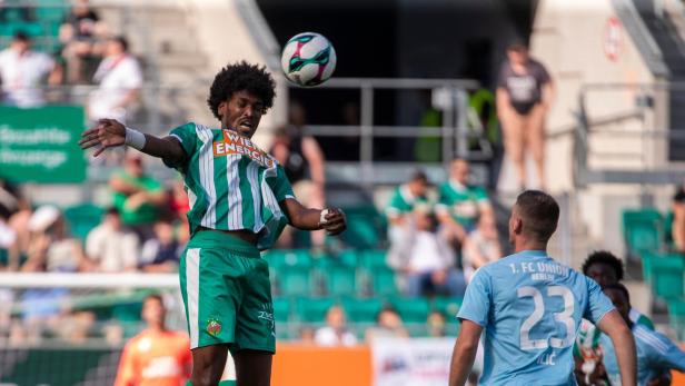 Augen zu und durch: Rapids Neuzugang Marcelin kam zur Pause und bildete gemeinsam mit Raux-Yao das grün-weiße Innenverteidiger-Duo.