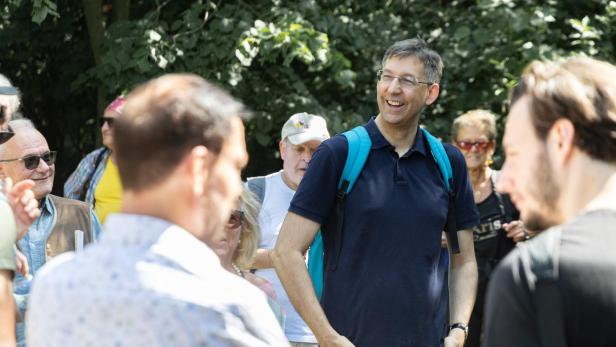 ÖVP-Chef Markus Figl mit Funktionären und Anhängern: Das Wandern soll Gelegenheit bieten, um über Inhalte zu sprechen. 