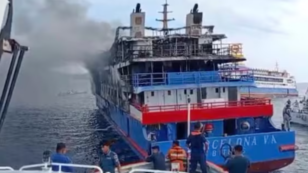 Auf Fähre brach Feuer aus: Mindestens 5 Menschen starben.