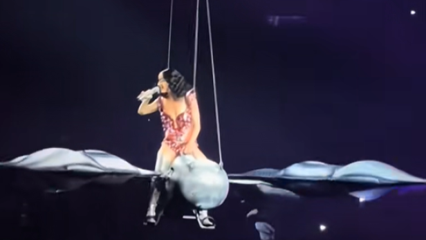 Sängerin Katy Perry stürzt nahezu von Bühnen-Requisite.