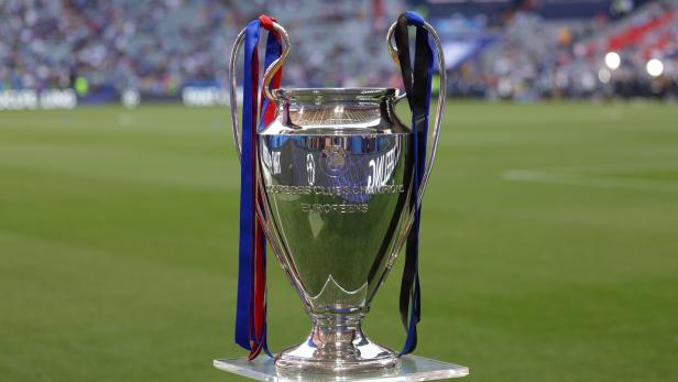 Der Pokal für das UEFA Champions League Finale zwischen PSG und Inter.