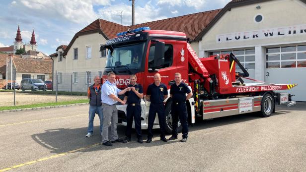 Mitglieder der FF Wullersdorf vor Feuerwehrauto
