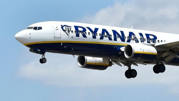 FILES-TRANSPORT-AVIATION-RYANAIR Flugzeug mit Schriftzug "Ryanair" in der Luft