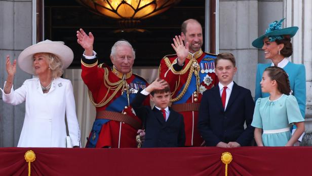 König Charles, Königin Camilla, Prinz William, Prinzessin Kate und ihre Kinder winken vom Balkon bei „Trooping the Colour“.