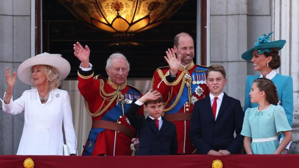 König Charles, Königin Camilla, Prinz William, Prinzessin Kate und ihre Kinder George, Charlotte und Louis winken vom Balkon des Buckingham-Palasts.
