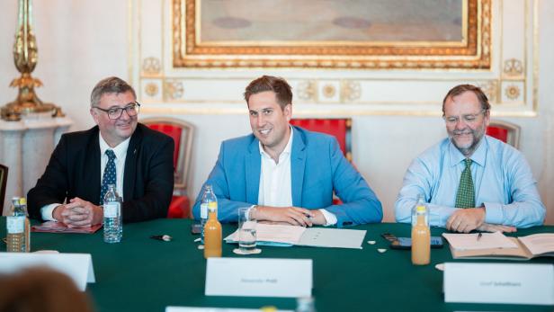KAMERASCHWENK MIT ANSCHL. DOORSTEPS NACH ERSTEM REFORMPARTNERSCHAFTSTREFFEN DER GRUPPE VERFASSUNG UND VERWALTUNGSBEREINIGUNG
