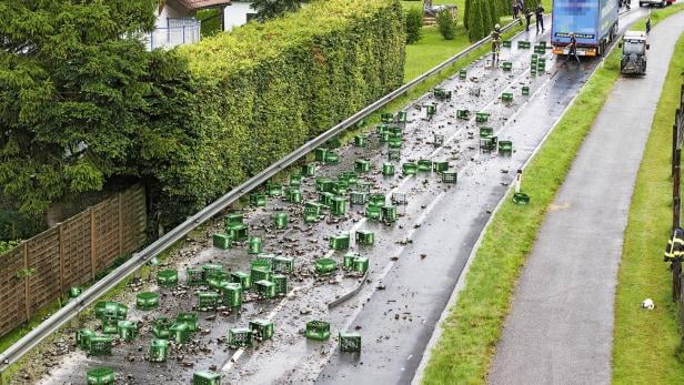 OBERÖSTERREICH: LKW VERLIERT BIER OBERÖSTERREICH: LKW VERLIERT BIER