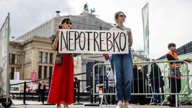 Protest gegen Anna Netrebkos Auftritt in Berlin.