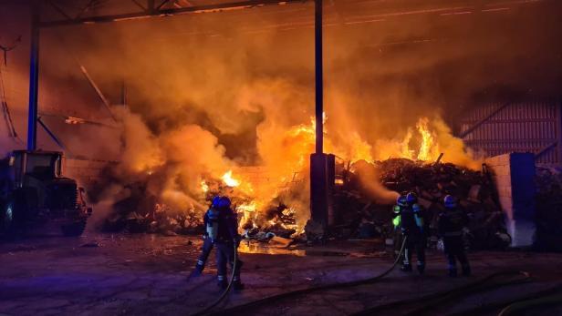 ++ HANDOUT ++ WIEN: ZWEI MÜLL-LAGERBOXEN IN PENZING IN BRAND GERATEN