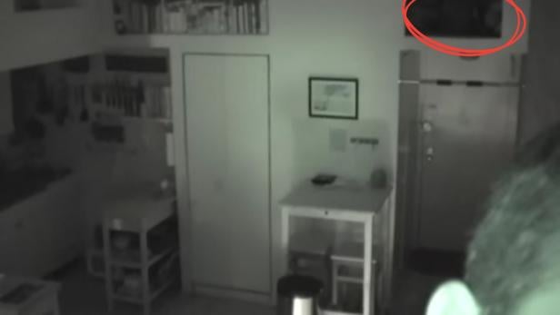 Aufnahmen einer Überwachungskamera in einer Küche