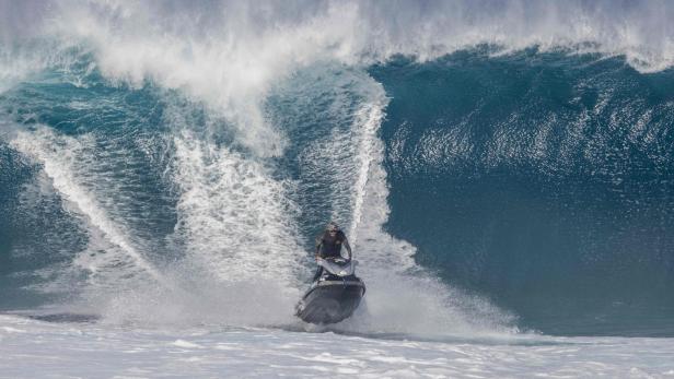 SURFING-USA-PIPELINE-BACKDOOR-WOMEN