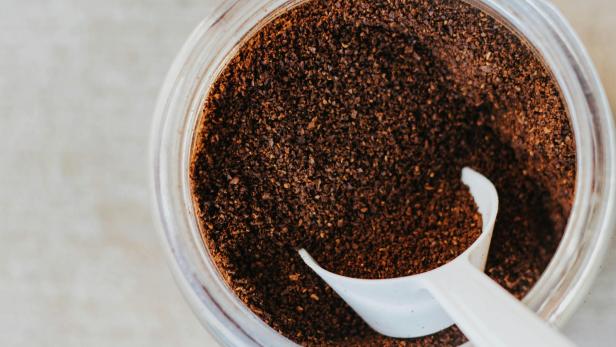 Kaffeesatz ins WC? Dieser Urlaubs-Hack soll gegen Gerüche vorgehen.