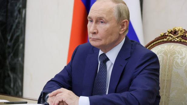 Russia's President Putin meets with government officials in Moscow Russia's President Putin meets with government officials in Moscow