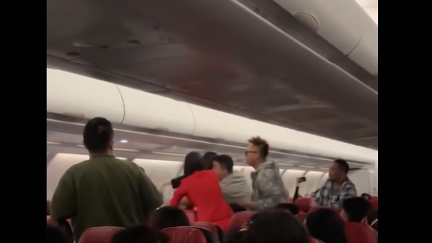 In einem Flugzeug bricht eine Schlägerei aus. In einem Flugzeug bricht eine Schlägerei aus.