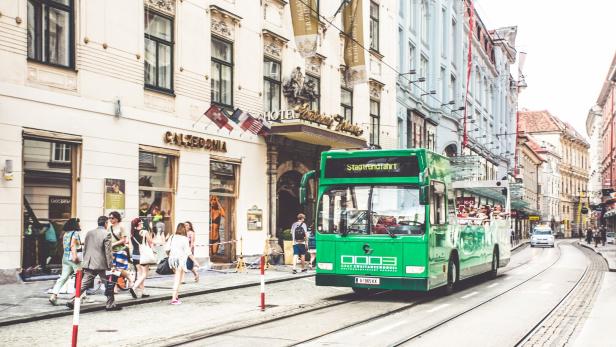 Ein Cabriobus fährt durch Stadt