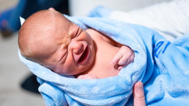 Neugeborenes Baby schreit.