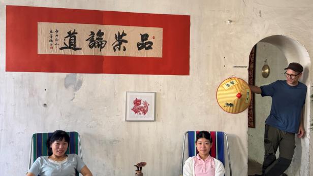 Xiayo Zheng, Yoyo Zheng und Ernst Klingt leiten den Teeraum