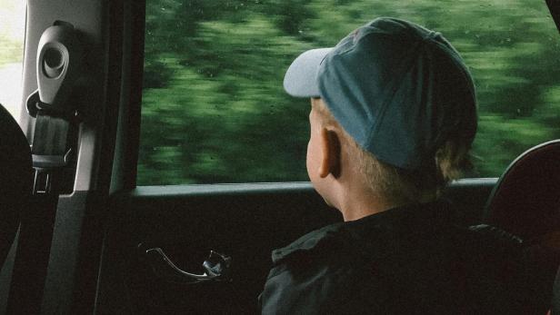 Jugendamt-Mitarbeiter geht shoppen: Bub stirbt im heißen Auto.