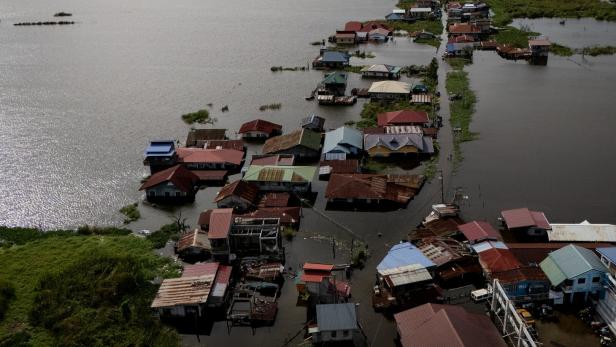 Typhoon Co-may makes landfall in the Philippines Typhoon Co-may makes landfall in the Philippines