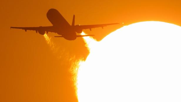 ++ ARCHIVBILD ++ Flugzeug bei Sonnenuntergang