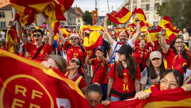 EURO-phorie: Die Spanier bejubeln ihre erfolgreichen Frauen.