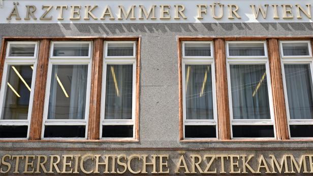 Die Fassade der Österreichischen Ärztekammer in Wien mit zwei Fenstern.