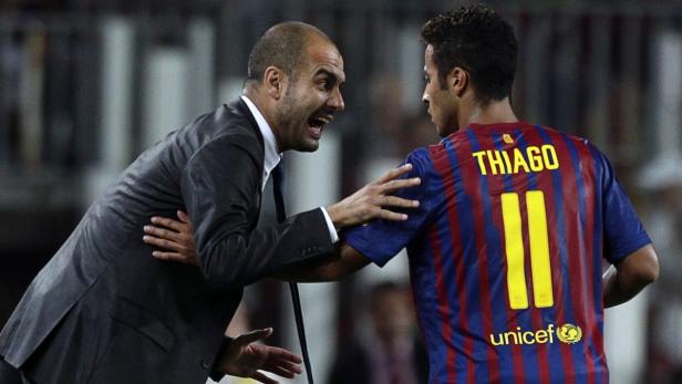 Barcelona&#039;s coach Josep Guardiola (L) gives instructions to Thiago Alcantara during their Spanish first division soccer match against Villarreal at Nou Camp stadium in Barcelona August 29, 2011. REUTERS/Albert Gea (SPAIN - Tags: SPORT SOCCER)