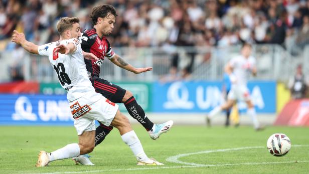 Zwei Fußballspieler kämpfen um den Ball während eines Spiels im ÖFB-Cup zwischen Sport-Club und LASK.