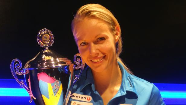 Die Billardspielerin Jasmin Ouschan mit einem Pokal.